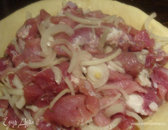 На тесто выкладываем мясо.