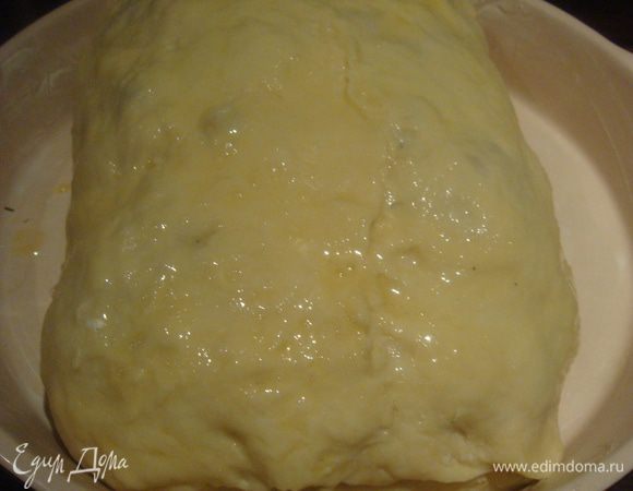 Накрываем мясо тестом и аккуратно защипываем. По желанию смазываем тесто яйцом. Выпекаем в заранее разогретой духовке при 180°С 60 минут. Когда тесто подрумянилось я прикрывала фольгой, чтобы верх не подгорел.