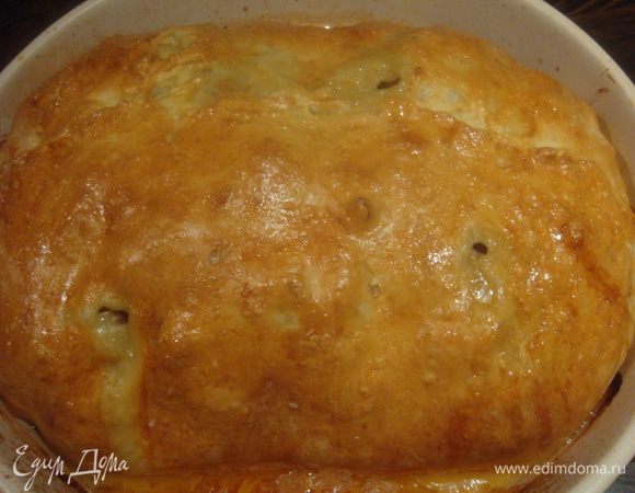 Дать пирогу немного остыть. Нарезаем на порции и наслаждаемся вкусным, очень сочным мясом.