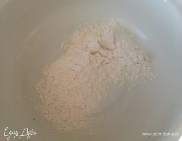 Всыпать муку в чашку.