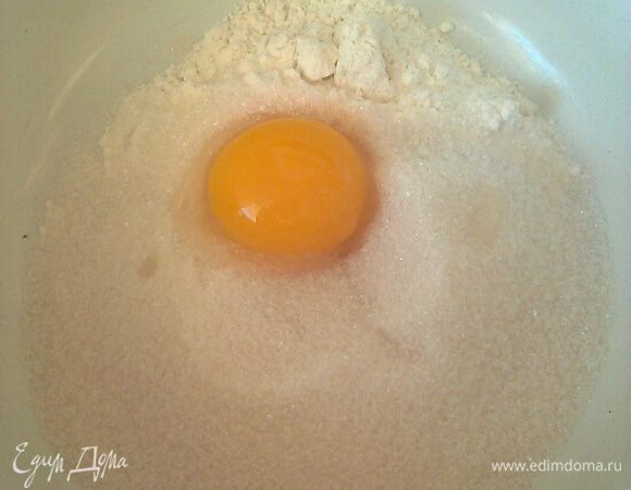 Добавить желток.