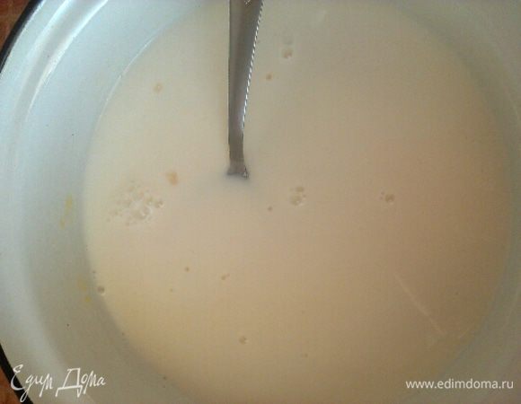 Влить молоко. Перемешать. Поставить на умеренный огонь и варить до первого бульканья.