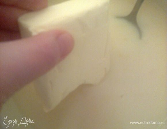 В горячий крем добавить масло и размешать до полного растворения. Накрыть крышкой и оставить до остывания.