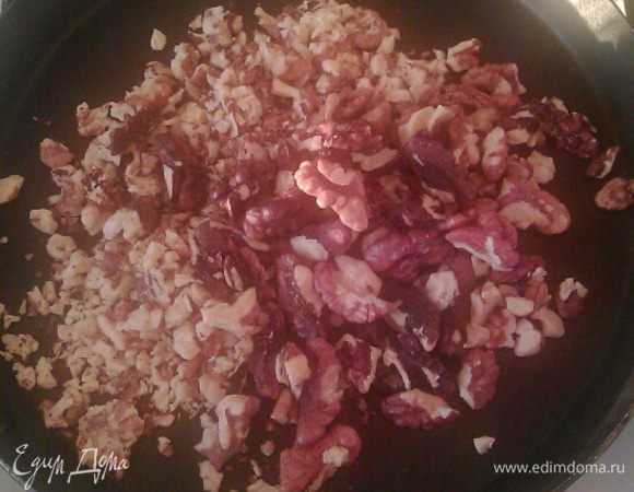 Орехи раскалить на сковороде пять минут, помешивая.