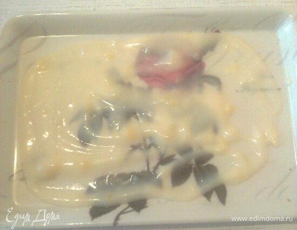 Тарелку смазать кремом.