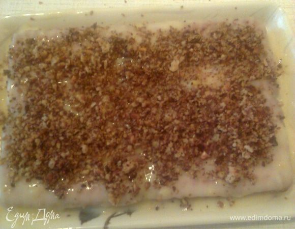 Присыпать орехами.