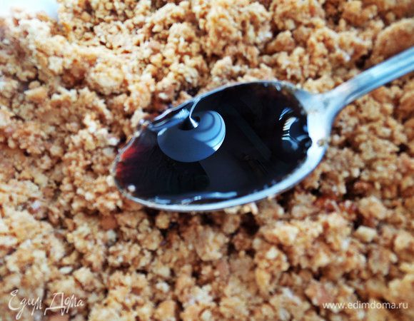 Влить любой ароматный ликёр или сироп.