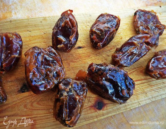 Финики промыть, обсушить. Если есть, удалить косточки.