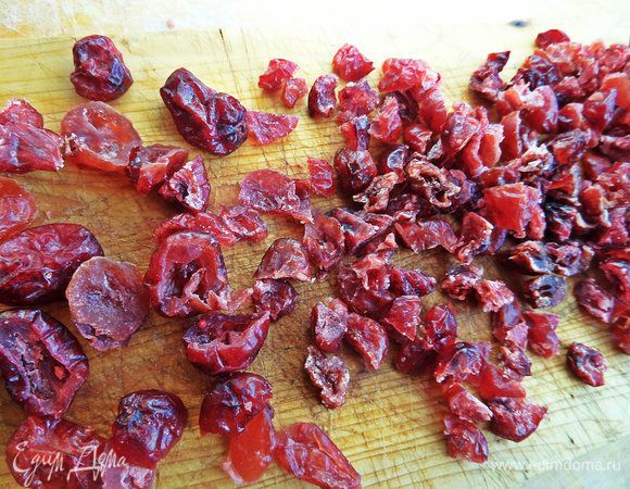 Для "оболочки", т.е. второй части, я взяла вяленую клюкву и немного измельчила.