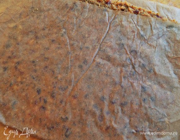 На пергамент наносим слой светлой массы без просветов в виде прямоугольника. Накрываем снова пергаментом и прокатываем скалкой через бумагу. Выравниваем углы.