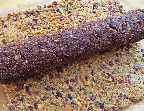 Помещаем "тёмную колбасу" на светлый слой печенья.