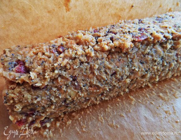 Соединяем края бумаги вместе со светлым слоем и выравниваем стыки.