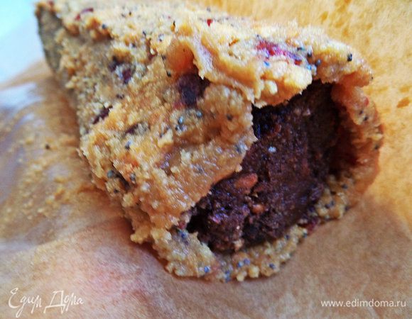 Вот так она выглядит сбоку. Выравниваем. Заворачиваем снова в бумагу и убираем в холодильник или морозильник для быстроты!