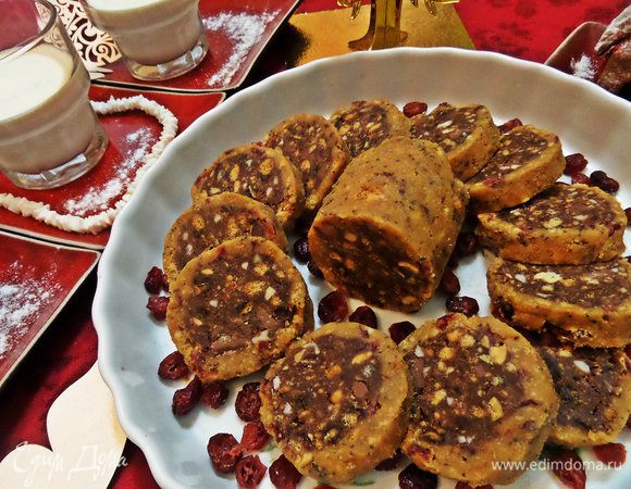 Когда застынет хорошо колбаска, разрезаем широким острым ножом на порции.