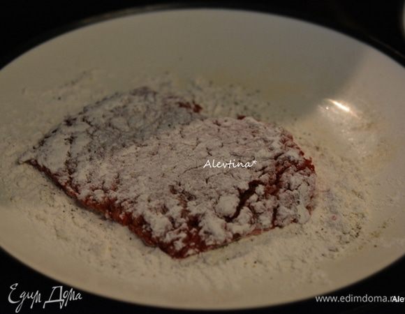 Отбить куски говядины с обеих сторон. Обвалять в муке с солью и черным перцем.