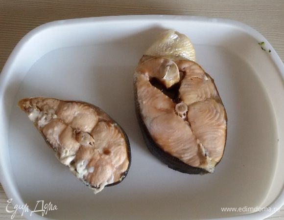 Сварить филе горбуши в подсоленной воде или приготовить на пару. Остудить.