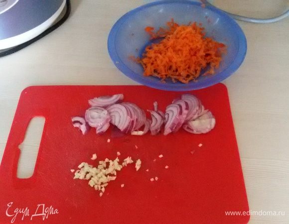 Порезать полукольцами лук. Чеснок мелко порубить. Морковь натереть на крупной тёрке.