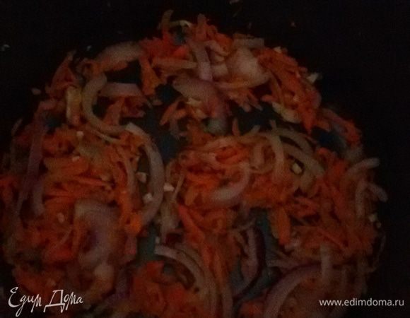 К поджаренным овощам добавить кориандр и тмин. Через 2 минуты снять с огня.