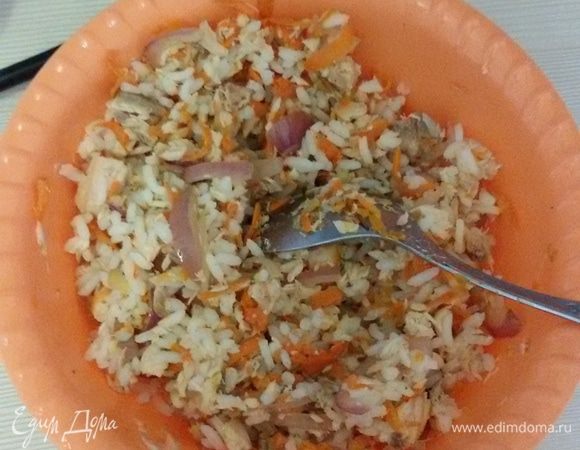 К рыбе добавить отваренный рис, зажарку из овощей со специями, молотый перец и немного соли. Всё перемешать. Начинка готова.