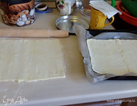 Раскатать 2 прямоугольных пласта теста толщиной 5 мм.