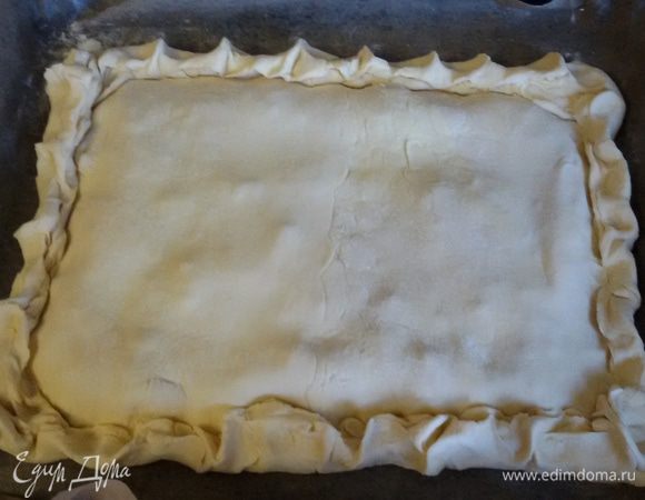 Сверху накрыть 2 пластом и защипнуть края теста любым удобным способом. Сделать несколько проколов вилкой для выхода пара.