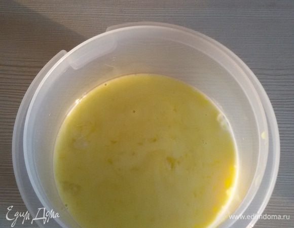 Отделить желток от белка. Желток взбить с молоком и щепоткой соли.