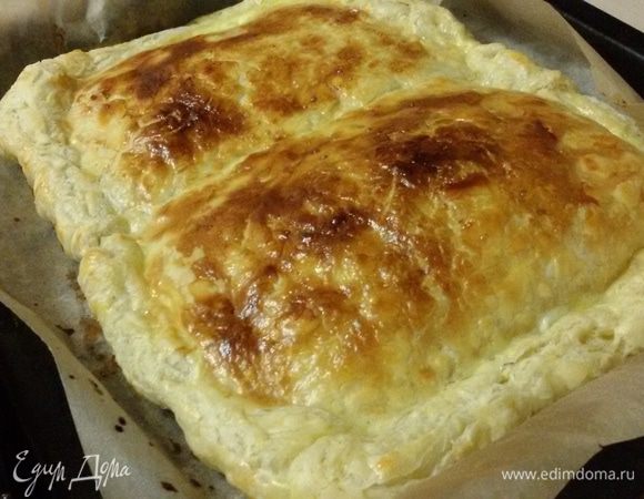 Разогреть духовку до 200°С. Поставить противень с пирогом в духовку. Убавить температуру до 190°С и выпекать пирог 20-25 минут до золотистой корочки.