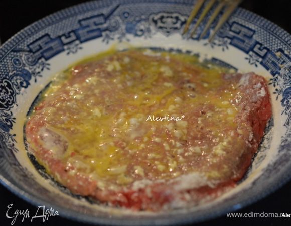 В другой тарелке взбить яйца слегка. Обвалять говядину каждый кусок после муки в яйце.