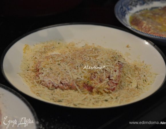 В третью тарелку выложить крекеры в мелкую крошку и протертый пармезан. Обвалять после яйца каждый кусок в этой смеси.