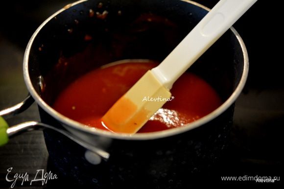 Смешать в емкости томатный соус с сахаром, базилик, орегано, чесночный порошок.