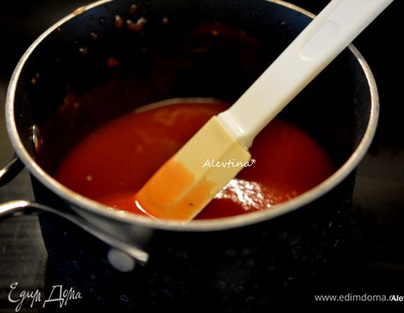 Смешать в емкости томатный соус с сахаром, базилик, орегано, чесночный порошок.