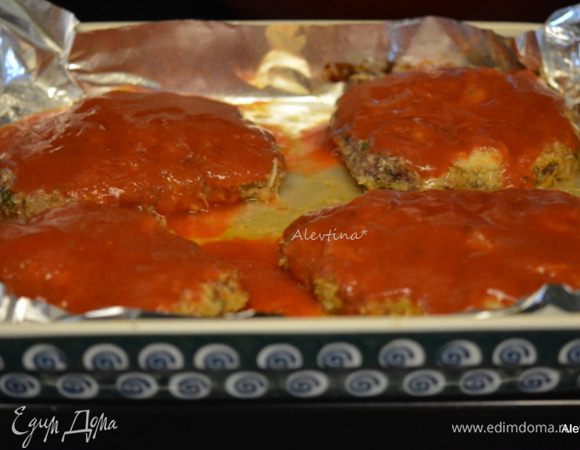 Достанем из духовки говядину. Полить приготовленным томатным соусом. Вернуть в духовку на 10 мин.