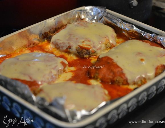 Через время выложить на куски мяса сыр пластинками. Вернуть в горячую духовку на 3-5 мин.