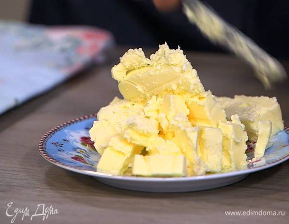 Нарезать кубиками 150 г предварительно охлажденного сливочного масла.