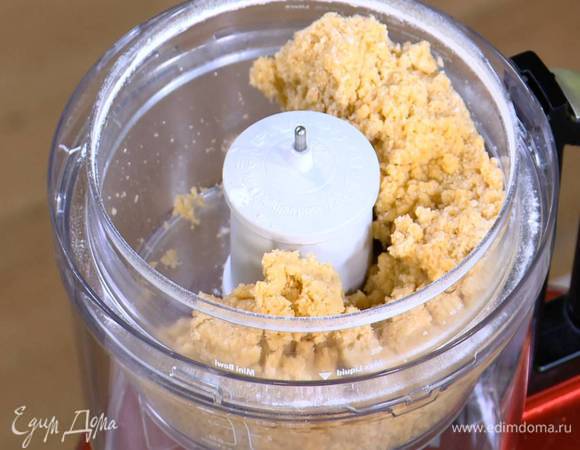 Приготовить тесто: в чашу комбайна выложить нарезанное масло, всыпать муку, 50 г сахара, соль и все вымешать, затем, не выключая комбайна, добавить яйцо, желток, влить 1 ст. ложку ледяной воды и еще немного вымешать.