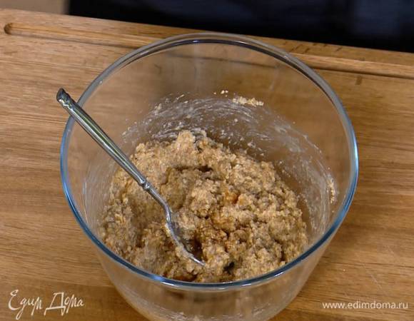 Приготовить марципан: соединить измельченный миндаль, 70–80 г предварительно размягченного сливочного масла, сахар, яйцо, ванильный экстракт и соль и все вымешать.