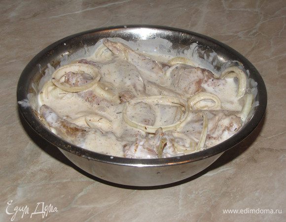 Залить все кефиром, еще раз перемешать. Закрыть крышкой и поставить в холодильник на 12 часов для маринования.