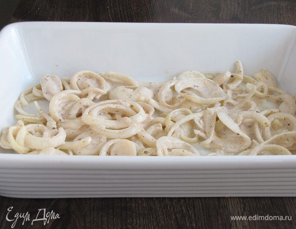 Смазать форму для запекания растительным маслом, выложить маринованный лук.