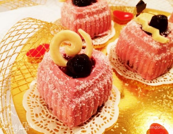 Украшаем пирожные:
Из-за отсутствия велюра, которым нужно было покрыть пирожные, пришлось выкручиваться. Я воспользовалась кокосовой стружкой, чтобы создать эффект "замороженного пирожного" и украсила вишней из варенья и завитками из белого шоколада.
Как получилось, судите сами.