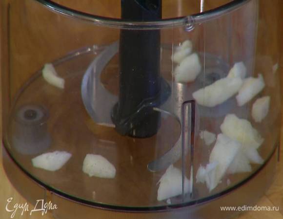Чеснок раздавить плоской стороной ножа, почистить и крупно нарезать.