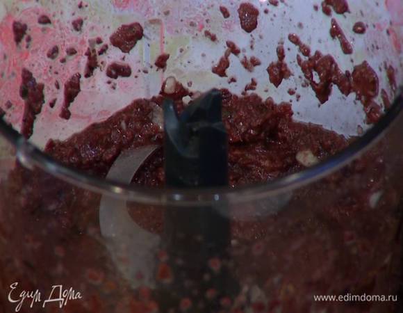 Оливки, нарезанный чеснок и листья тимьяна поместить в чашу блендера, влить оливковое масло и все измельчить.