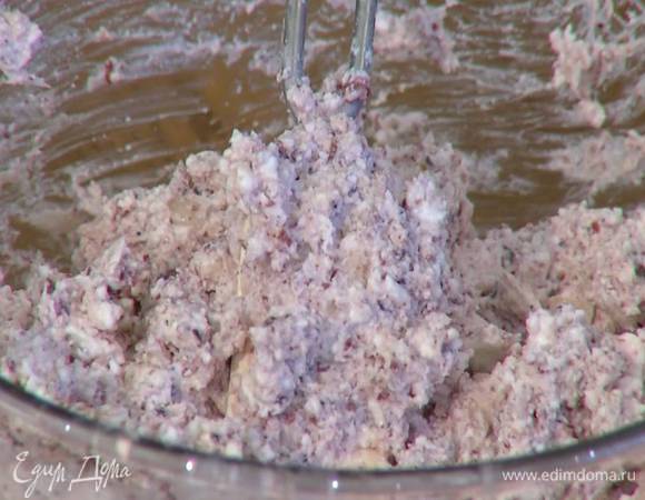 Соединить натертый сулугуни с оливково-чесночной массой, сливочным сыром и творогом, все перемешать.