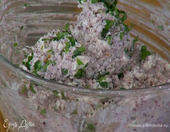 Измельченную зелень добавить в творожную начинку, посолить, поперчить и перемешать.