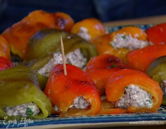 На кусочки перца поместить по 1 ч. ложке начинки, свернуть и скрепить зубочисткой.