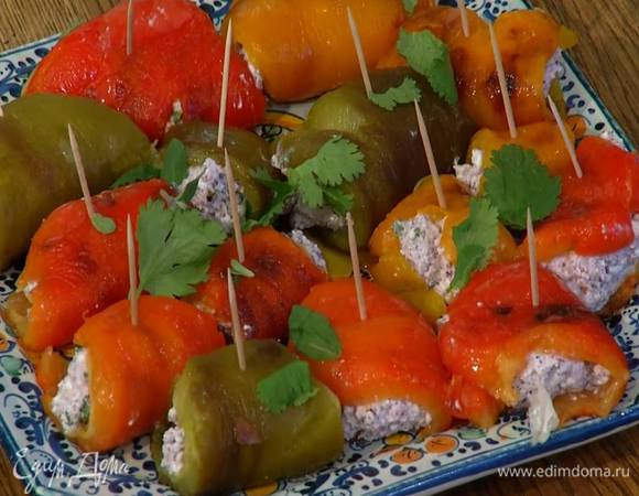 Посыпать закуску листьями кинзы.