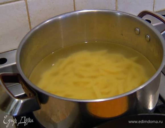 Пенне отваривать в подсоленной воде на минуту меньше, чем указано в инструкции на упаковке, затем воду слить и вернуть макароны в кастрюлю.