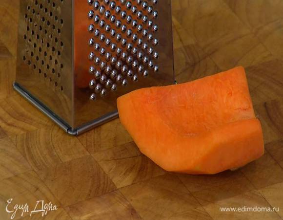 Тыкву почистить и натереть на крупной терке.