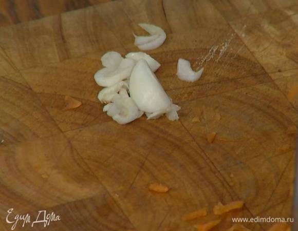 Чеснок почистить и мелко порубить.
