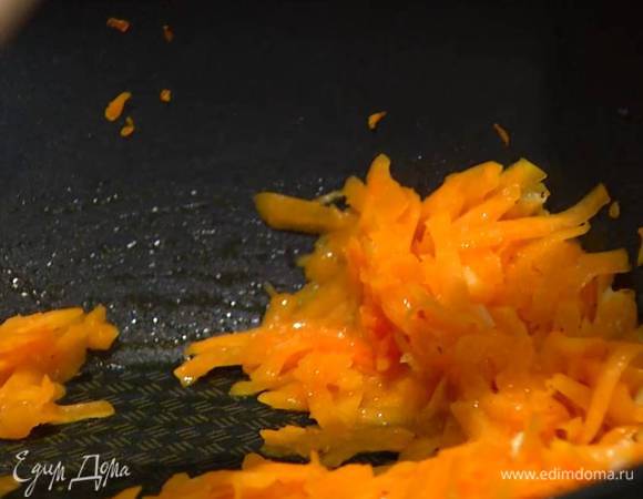 Разогреть в сковороде 1 ст. ложку оливкового масла, выложить тыкву и чеснок, посолить, посыпать щепоткой чили, перемешать и немного обжарить.