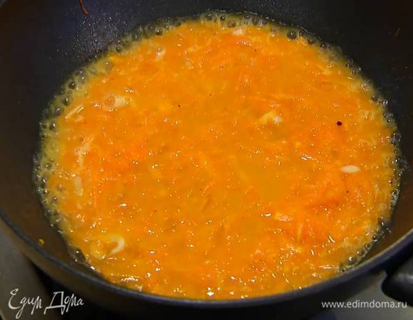Влить овощной бульон, перемешать и прогревать все несколько минут.